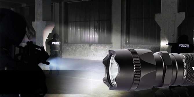 使用戰(zhàn)術(shù)手電筒攻擊頭敲碎玻璃