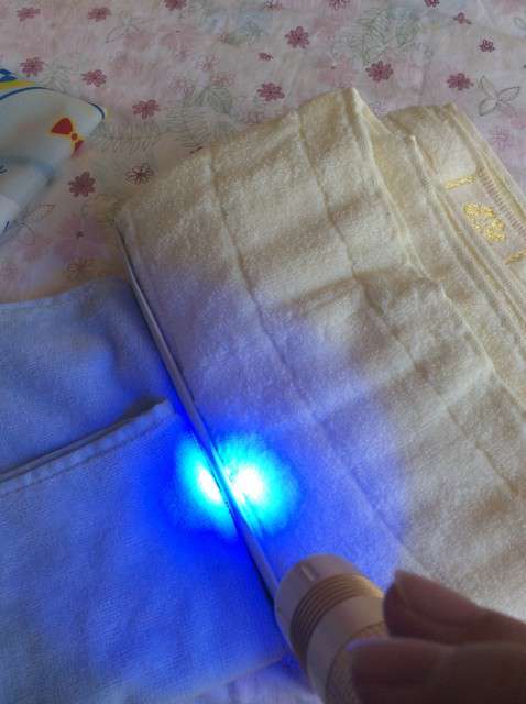  寶媽買了紫光手電，衣服上好多熒光劑，看的心慌害怕