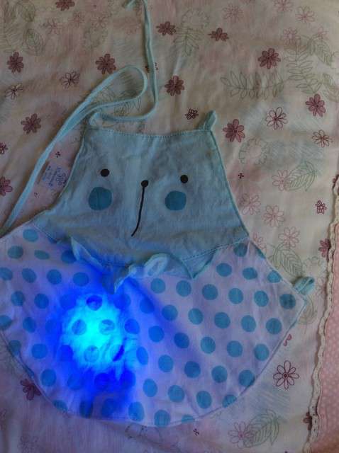  寶媽買了紫光手電，衣服上好多熒光劑，看的心慌害怕